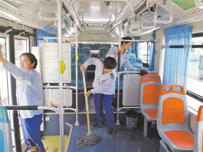 <p>　　一到终点站就清理车厢是2路线驾驶员的日常。</p>