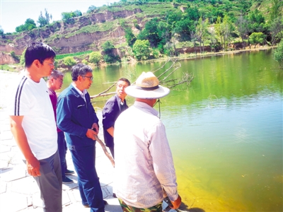 <p>　　事后，薛秉云（中）等在事发地讲述救人经过。</p>