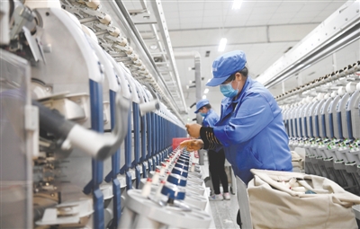 <p>　　宁夏恒达纺织科技股份有限公司200多名新民社区劳务移民在这里长期就业，人均月收入3000元以上。</p>