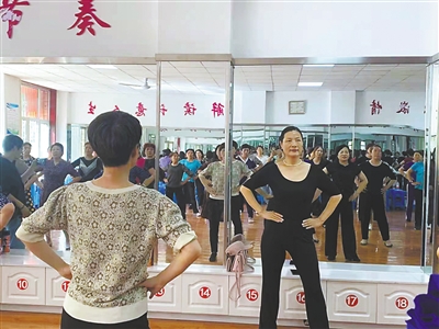 <p>　　老年学员们认真练习舞蹈。</p>