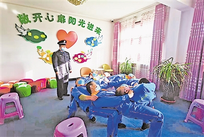 <p>　　戒毒警察为戒毒人员做团体心理辅导。</p><p>　　（图片由受访者提供）</p>