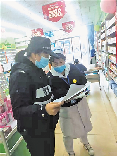 <p>　　社区民警张婷婷与辖区单位沟通工作。</p>