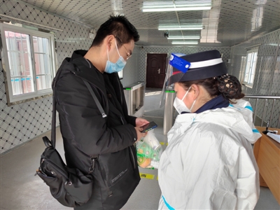     陈洁查验旅客健康码。
