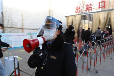     何桂玲引导旅客安全出站。
