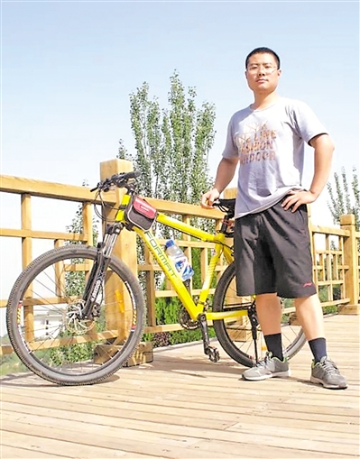 <p>　　平时喜欢骑车锻炼身体的谢吾飞。</p><p>　　（图片由受访者提供）</p>