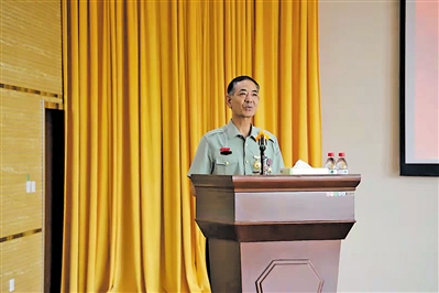 <p>　　王富国在台上宣讲。</p>