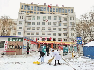 <p>　　蔡国与同事一起清理积雪（右）。</p>