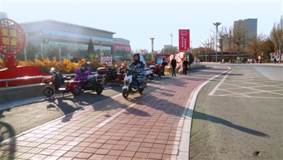 <p>　　银川中山公园南门对面的绿道成了停车场。</p>