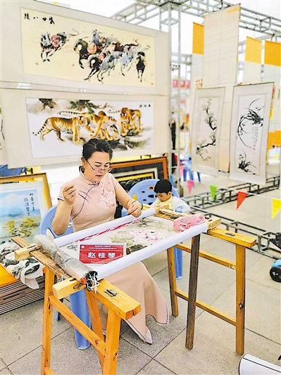 <p>　　赵桂琴在刺绣。（本版图片除署名外均由受访者提供）</p>