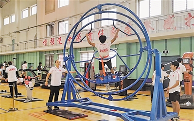 <p>　　许鹏在秦皇岛训练基地指导队员进行旋转训练。</p>