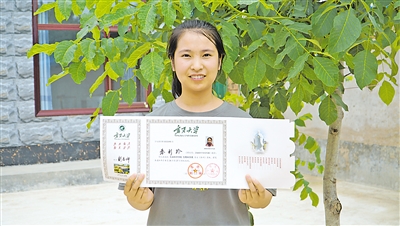     秦彩玲收到宁夏大学的录取通知书。