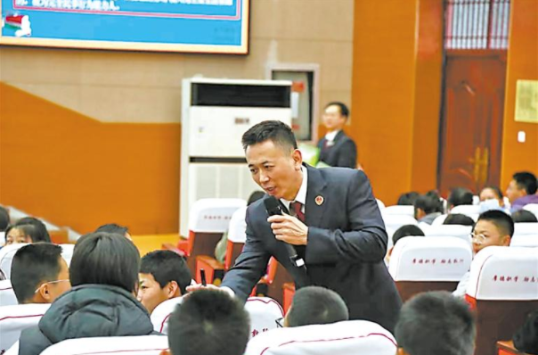 宪法离我们有多远 看发生在身边的宪法...