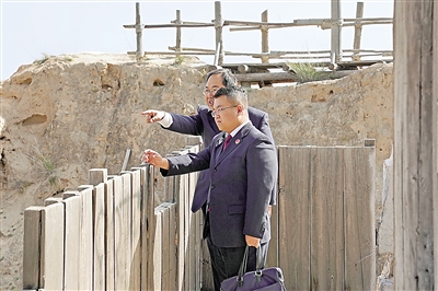 
    ② 灵武市人民检察院检察官办理清水营长城保护案件。
    （图片由灵武市人民检察院提供）