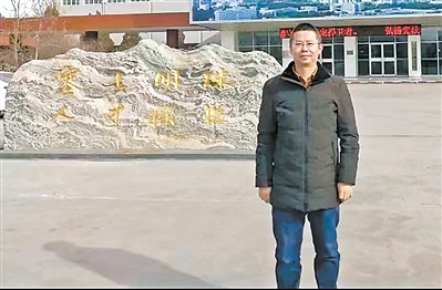 税磊在母校校园里留影。<br/>　　（图片由受访者提供）
