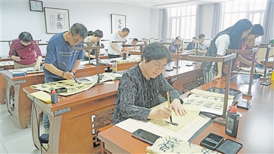 宁夏老年大学学员们在书写篆书。