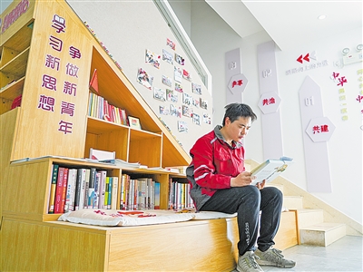     肖文斌在新就业群体服务驿站读书。