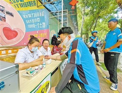工会为户外劳动者定期安排爱心义诊。