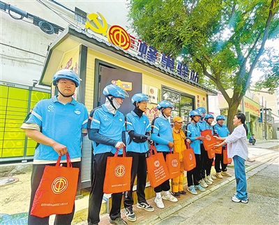    工会为户外劳动者送清凉。