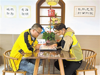     外卖员在驿站休闲娱乐。