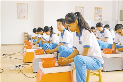学生体验陶器制作。