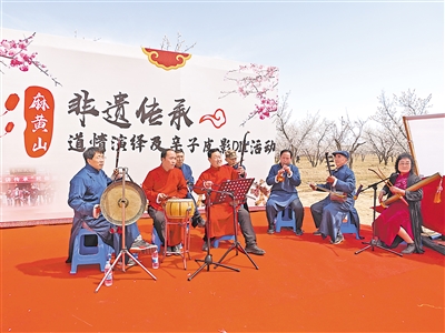     道情艺人在麻黄山演出。