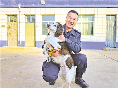 警犬公爵与训导员刘伟。