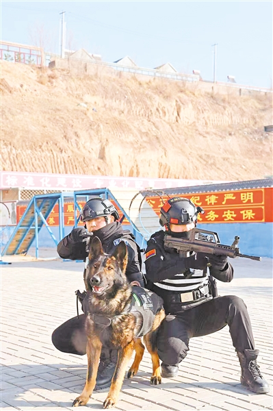     警犬雷克和训导员腊宏伟（左）。