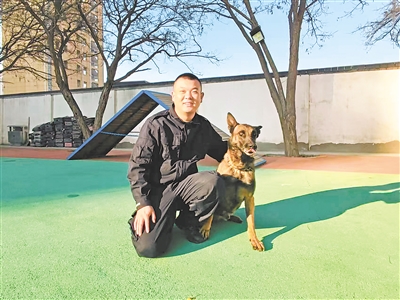     警犬鬼鬼与训导员刘永杰。