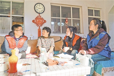     马嘉欣（右二）与村干部一同入户走访，了解村民的日常生活。