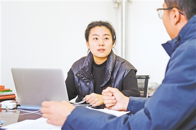     马嘉欣与同事一起研究谋划日常党务工作。