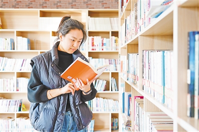     在村图书馆，马嘉欣利用业余时间学习党的理论知识和实务操作。