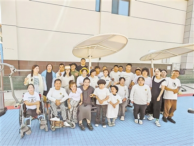    徐海侠（前排左四）与红寺堡区残疾人托养（自强）中心的孩子们。