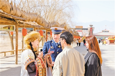     宁夏机动队伍在镇北堡影城开展直播活动。