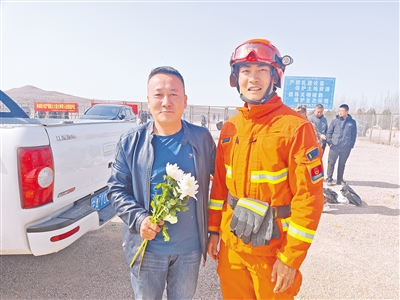     宁夏机动队伍劝导在白芨滩保护区祭祀的群众。