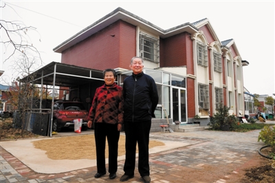 <p>　　顾俭（右）和老伴在2012年乔迁的新居前合影留念。</p>