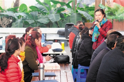 <p>　　农闲时节，掌政镇农民在家门口的职业技能培训班接受集中“充电”。</p>