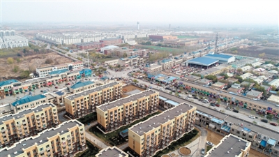 <p>　　从空中俯视，如今的掌政镇焕然一新，道路纵横、楼宇错落有致，商业人气兴旺，是一座宜居宜业宜游的特色小城镇。</p>