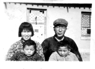 <p>　　顾俭（右上）一家四口在上世纪70年代末盖起的土坯房前合影。　　　　　　　　　　　　　　　　　　　　　　　　（照片由顾俭提供）</p>