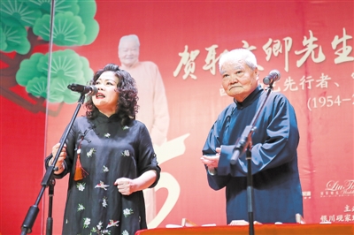 <p>　　耿文卿（右）与女儿耿昱表演相声《南腔北调》。</p>