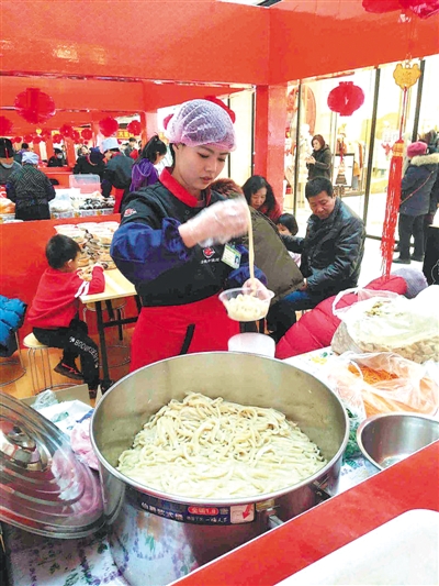 <p>　　现场制作，现场售卖，现场品尝……宁夏首届大武口凉皮节人气爆棚。</p>