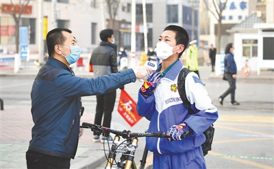 <p>　　在银川唐徕回民中学西校区，同学们在进入校园时进行严格的体温检测。</p>