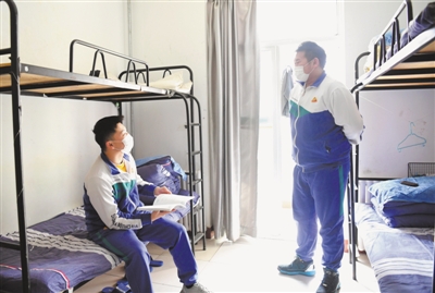 <p>　　两个多月未见的同学李彧翰（右）与殷子龙在宿舍分享近期学习生活心得。</p>