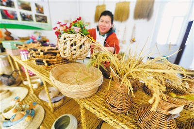 <p>　　一件件精美的草编工艺品被陈列在“专卖店”的货架上。</p>
