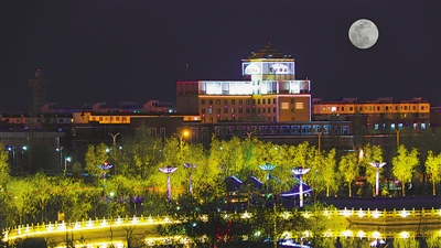 <p>　　摄影爱好者在吴忠市红寺堡区青云湖拍摄到的“超级月亮”。</p>