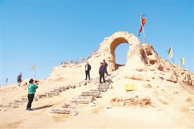<p>　　游客在镇北堡西部影城合影留念。</p>