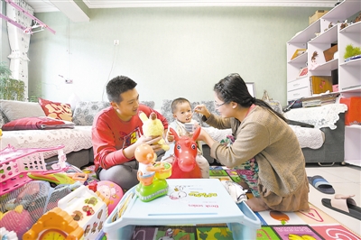 <p>　　拆迁后，孙洋（左）一家三口居住在温馨的单元房内。</p>