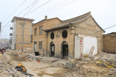 <p>　　拆迁改造前的宋家巷社区房屋破旧，居住环境脏乱差。</p><p>　　（资料图片）　</p>