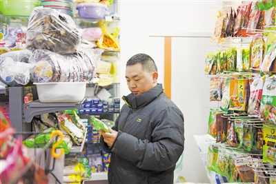 <p>　　居民在一应俱全的智慧社区便民服务中心选购商品。</p>