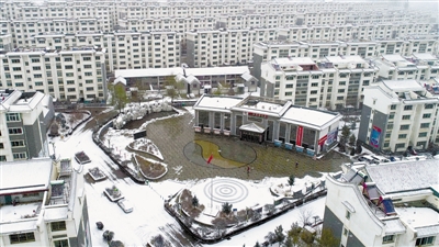 <p>　　大雪中的宋家巷社区犹如一幅古典风格与现代气息交融的水墨画。</p>