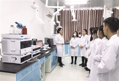<p>　　宁夏职业技术学院学生学习液相色谱仪使用方法。</p>